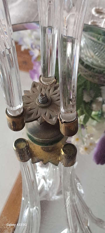 Late 19th century clear 3 trumpet glass and mirror Epergne Stunning