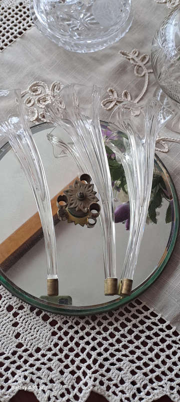 Late 19th century clear 3 trumpet glass and mirror Epergne Stunning
