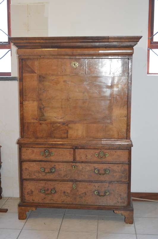beautiful Queen Anne Secretaire chest/ Escritoire can 1710 in bur walnut.