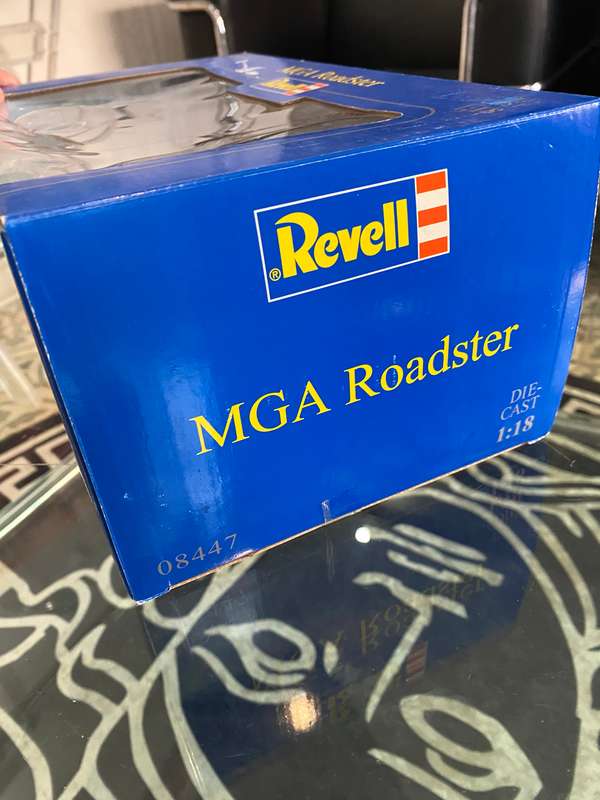 MGA Roadster Scale 1:18 in Box