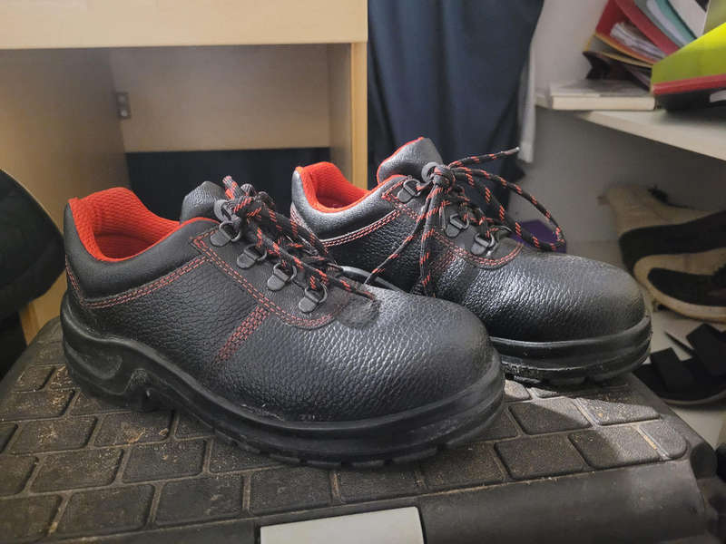 Bata Konga steel toe size 3