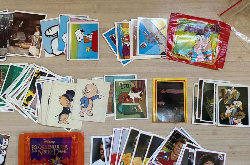 A lot of 136 Vintage PANINI Italy STICKERS LOONEY TUNES DISNEY SNOOPY FLINSTONES