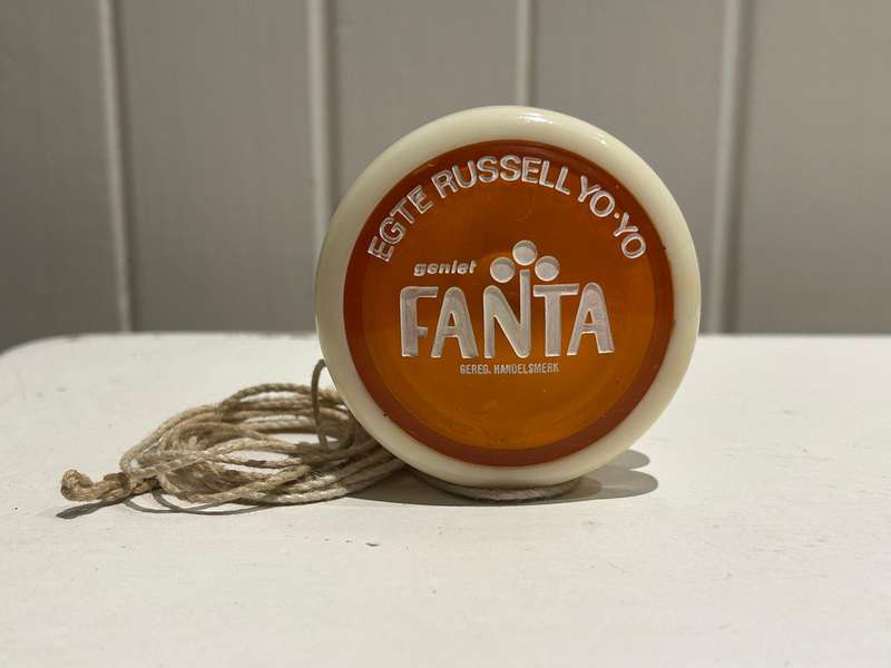 South African 1976 RUSSELL PROFESSIONAL FANTA YoYo. English & Afrikaans version