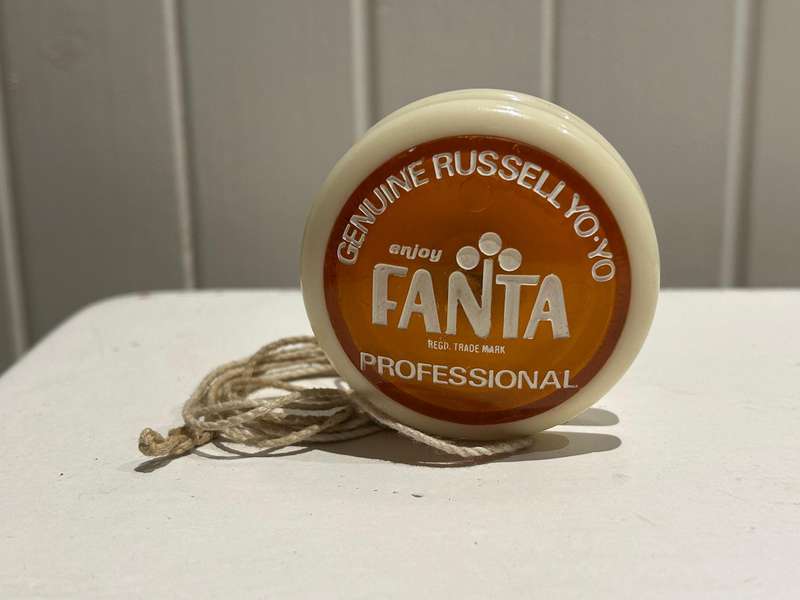 South African 1976 RUSSELL PROFESSIONAL FANTA YoYo. English & Afrikaans version