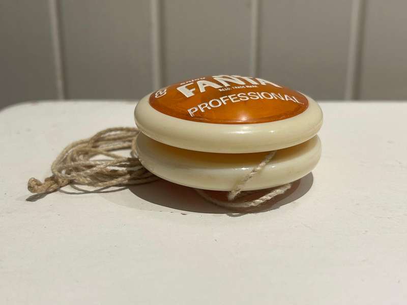 South African 1976 RUSSELL PROFESSIONAL FANTA YoYo. English & Afrikaans version