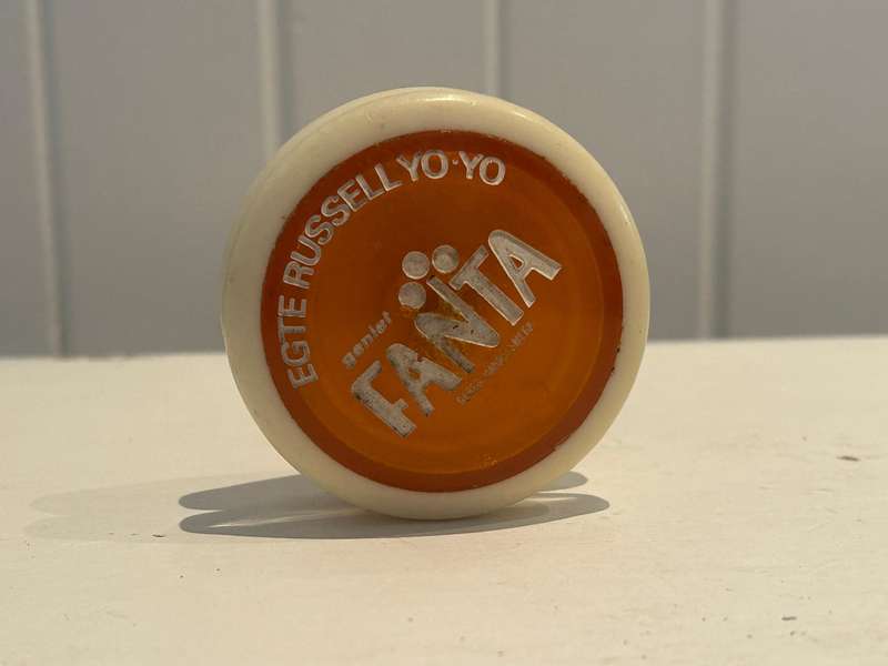 South African 1976 RUSSELL PROFESSIONAL FANTA YoYo. English & Afrikaans version
