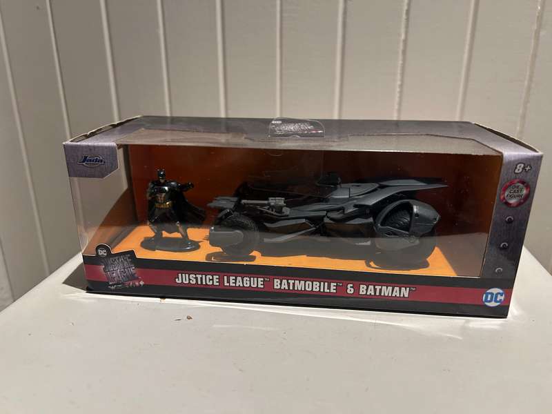 JUSTICE LEAGUE Movie Batman Figure and 1:32 scale Batmobile boxset - Jada Toys