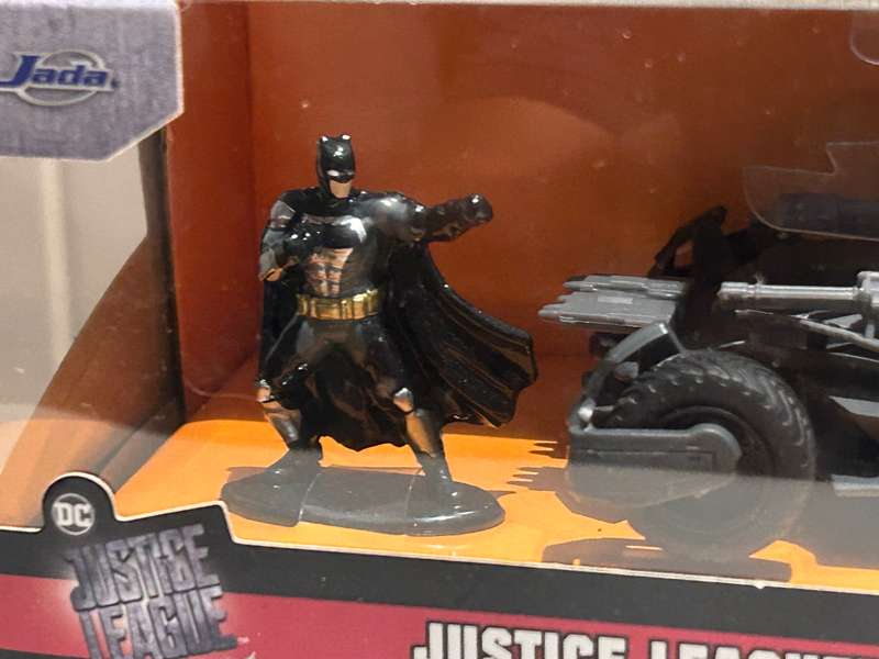 JUSTICE LEAGUE Movie Batman Figure and 1:32 scale Batmobile boxset - Jada Toys