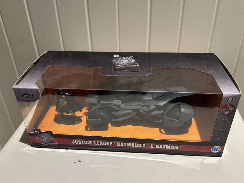 JUSTICE LEAGUE Movie Batman Figure and 1:32 scale Batmobile boxset - Jada Toys