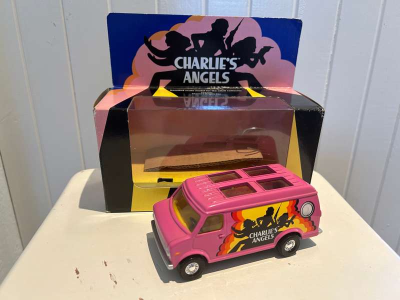 CORGi CC87501 CHARLIE'S ANGELS Van from the TV Series 2001 mint in box