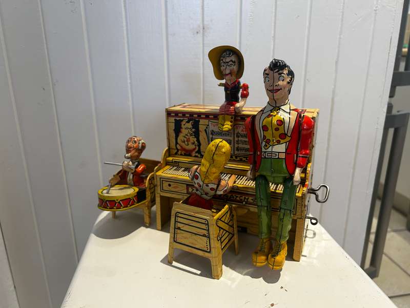1945 LIL ABNER & HIS DOG BATCH BAND Tinplate windup toy by the Unique Art Manufacturing Company