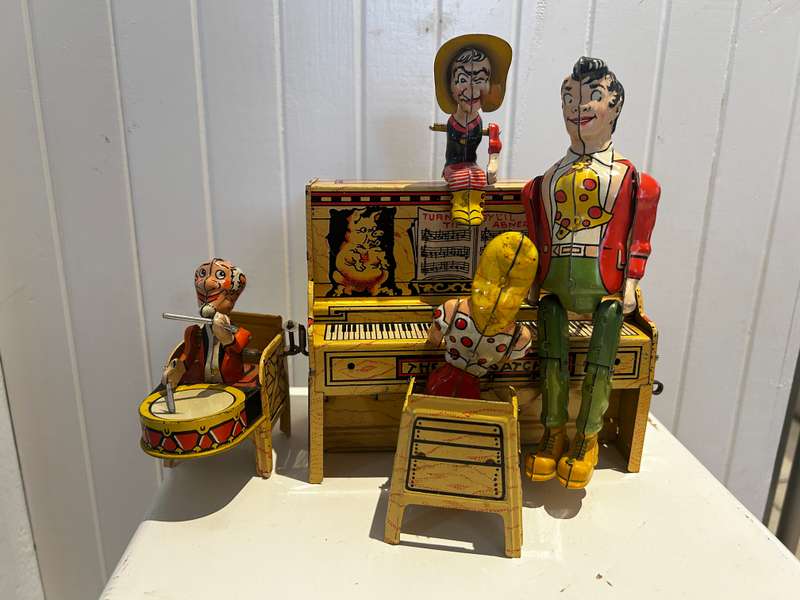 1945 LIL ABNER & HIS DOG BATCH BAND Tinplate windup toy by the Unique Art Manufacturing Company