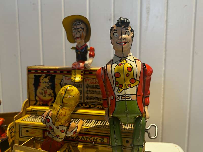 1945 LIL ABNER & HIS DOG BATCH BAND Tinplate windup toy by the Unique Art Manufacturing Company