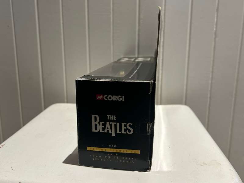 Corgi Toys No 05405 THE BEATLES YELLOW SUBMARINE & all FAB four figures