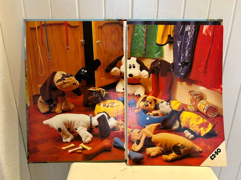 An original 1980s POUND PUPPIES Hard cover ANNUAL 1980s
