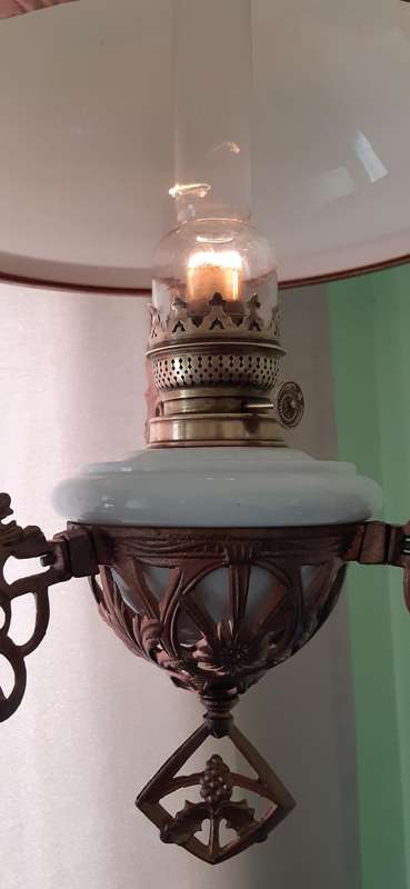 Beautiful Victorian Haning Counterweighted Oil Lamp for sale. Still working with Lamp oil.