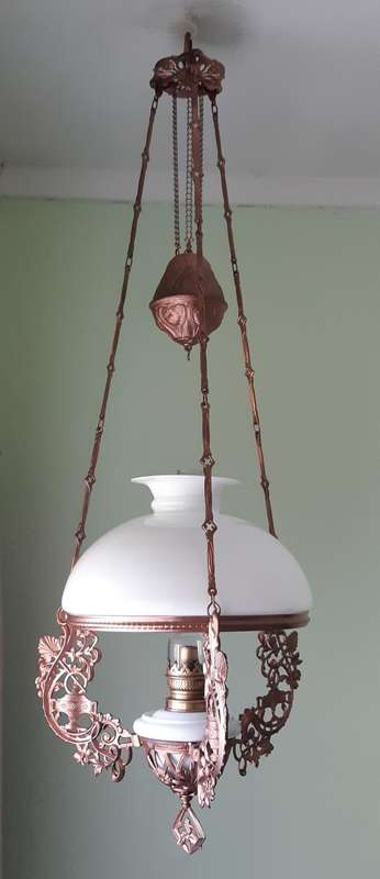 Beautiful Victorian Haning Counterweighted Oil Lamp for sale. Still working with Lamp oil.