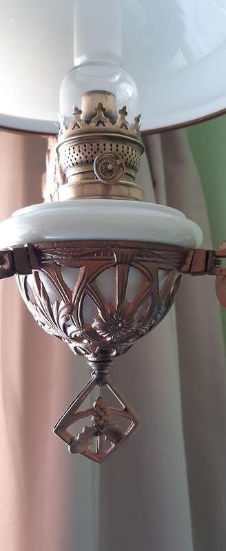 Beautiful Victorian Haning Counterweighted Oil Lamp for sale. Still working with Lamp oil.