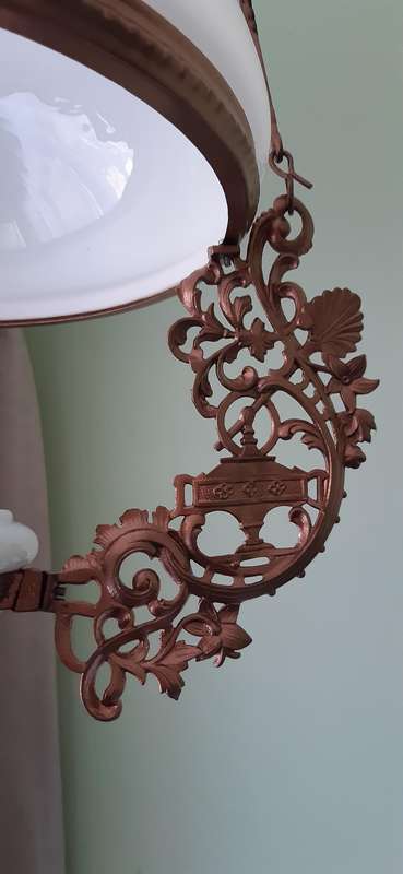 Beautiful Victorian Haning Counterweighted Oil Lamp for sale. Still working with Lamp oil.