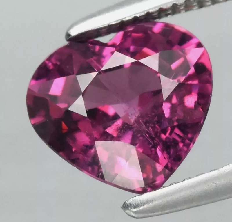 Beautiful 1.27ct Heart Cut Natural Purplish Pink Rhodolite Garnet