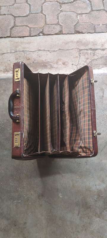Vintage Leather Bussines Suitcase