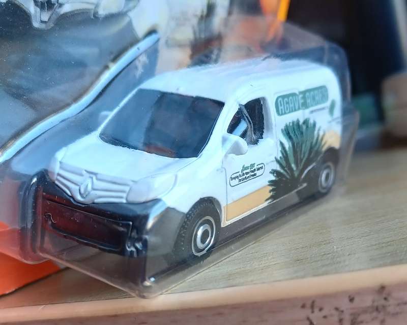 2019 Matchbox ~ 05/100 Renault Kangoo ~ Mint on Short card