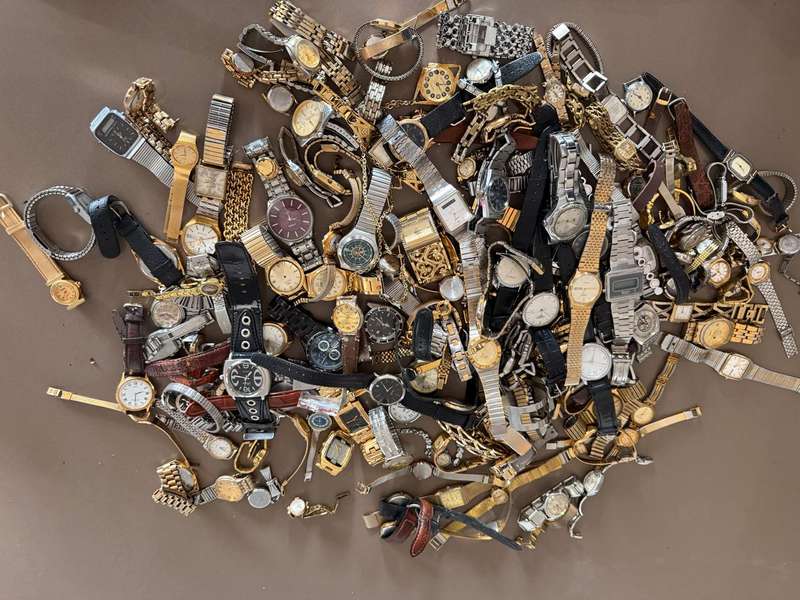 Bulk Lot, Collectors large valuable lot of various vintage watches