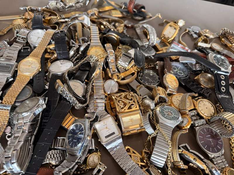Bulk Lot, Collectors large valuable lot of various vintage watches