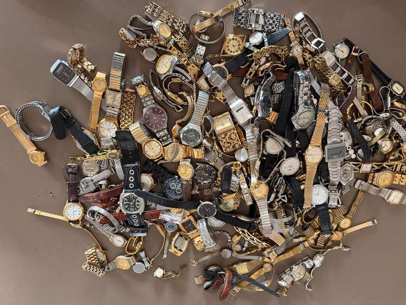 Bulk Lot, Collectors large valuable lot of various vintage watches