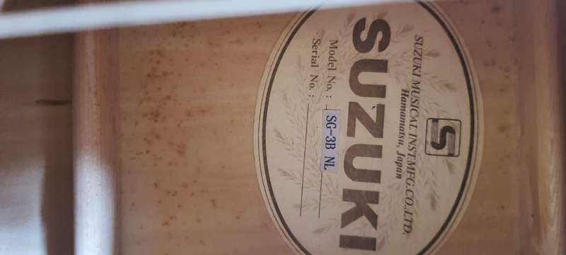 Suzuki Acustic guitar