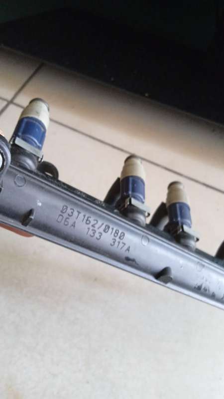 Injectors + injector rail for VW Jetta 5 / Golf 5 petrol 1.6