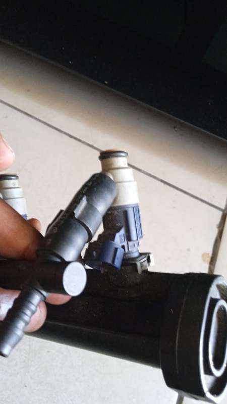 Injectors + injector rail for VW Jetta 5 / Golf 5 petrol 1.6