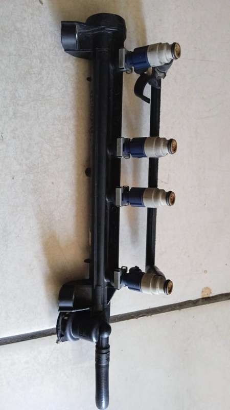 Injectors + injector rail for VW Jetta 5 / Golf 5 petrol 1.6