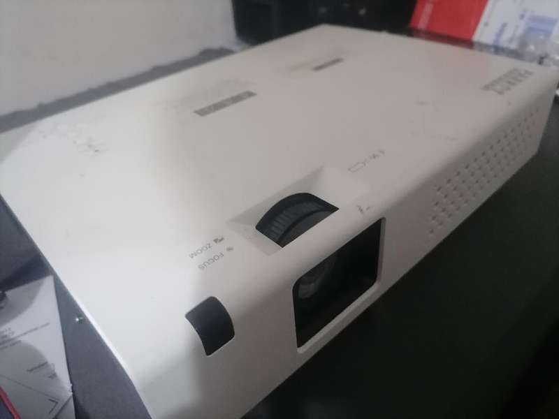 PARROT OP0425 HDMI PROJECTOR. WORKING*HAS  VERTICAL LINES**