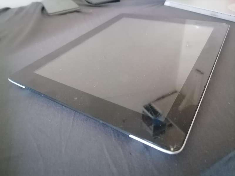 *APPLE IPAD A1396 10 INCH TABLET, CRACK ON FRONT GLASS, NO CHARGER NOT TESTED**