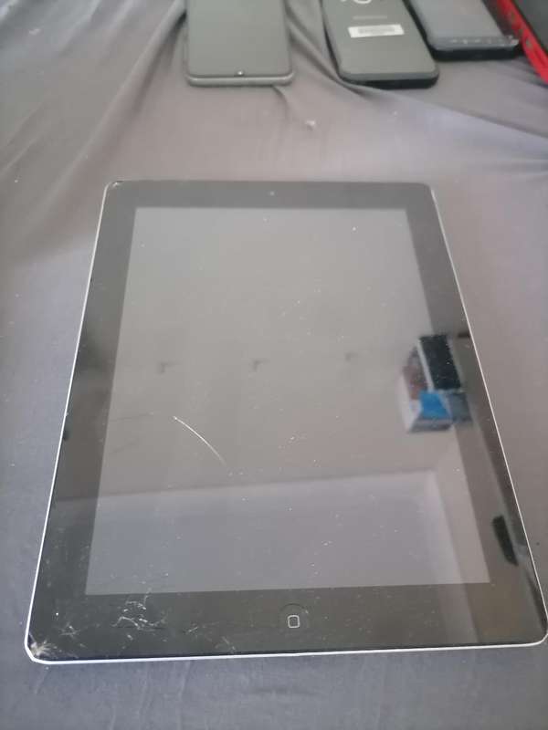 *APPLE IPAD A1396 10 INCH TABLET, CRACK ON FRONT GLASS, NO CHARGER NOT TESTED**
