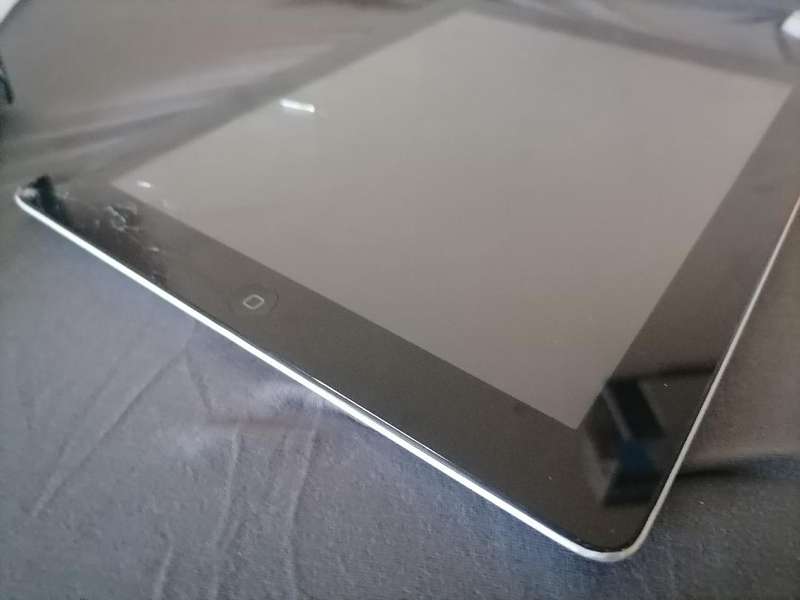 *APPLE IPAD A1396 10 INCH TABLET, CRACK ON FRONT GLASS, NO CHARGER NOT TESTED**
