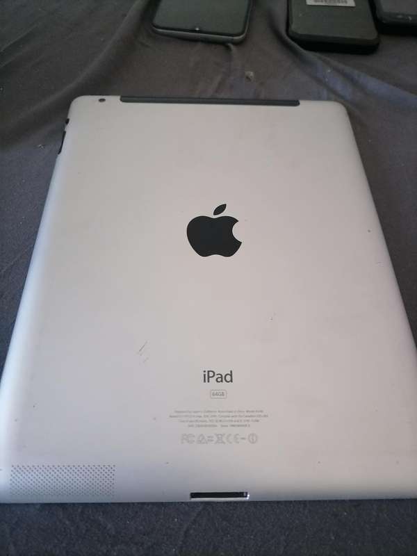 *APPLE IPAD A1396 10 INCH TABLET, CRACK ON FRONT GLASS, NO CHARGER NOT TESTED**