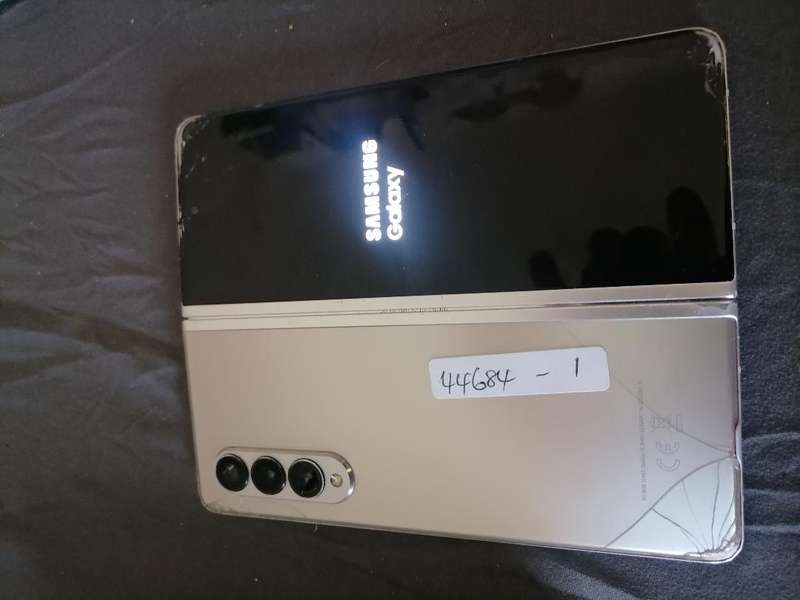 *SAMSUNG GALAXY Z FOLD 3 IN BOX* SOLD AS IS*READ AD*OVER R20 000 RETAIL PRICE*