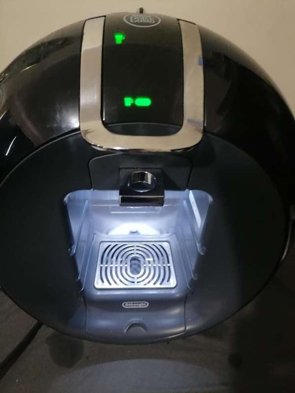 DELONGHI NESCAFE DOLCE GUSTO EDG 605.B, POWERS ON, NOTE SURE HOW TO USE IT*SOLD AS IS*