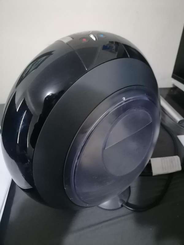 DELONGHI NESCAFE DOLCE GUSTO EDG 605.B, POWERS ON, NOTE SURE HOW TO USE IT*SOLD AS IS*
