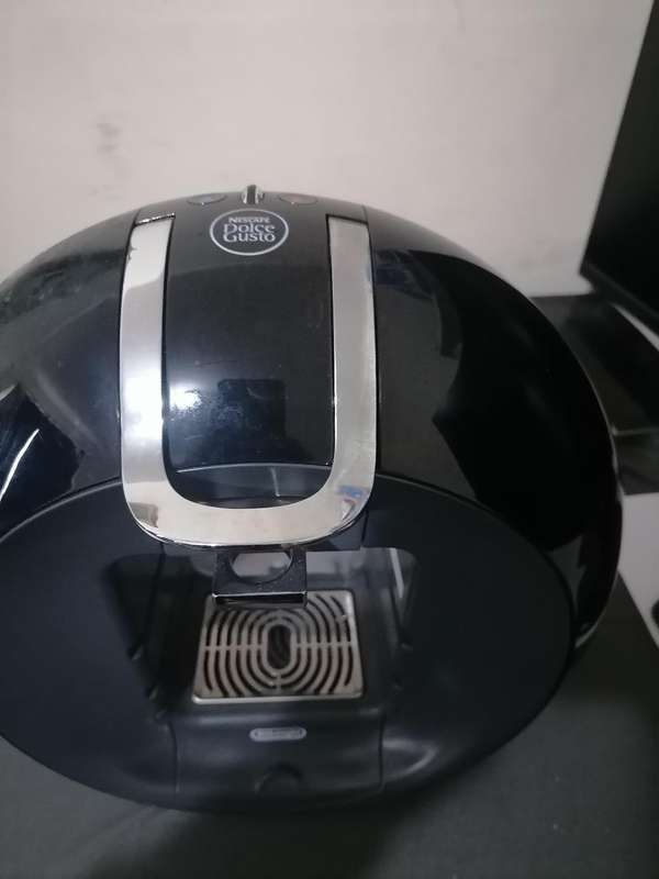 DELONGHI NESCAFE DOLCE GUSTO EDG 605.B, POWERS ON, NOTE SURE HOW TO USE IT*SOLD AS IS*
