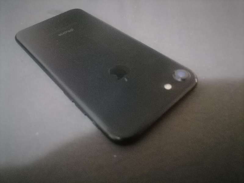 APPLE IPHONE 7 A1778 CELLPHONE. POWERS ON, SEAMS TO BE STUCK ON HELLO SCREEN**