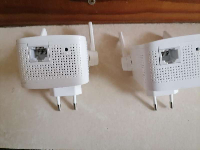 LOT OF 2 X TP LINK TL-WA855RE 300MPS WIFI RANGE EXTENDERS*ONE BID FOR BOTH**