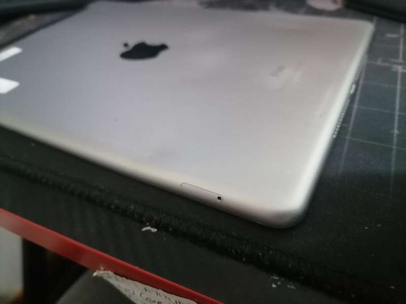 2019 APPLE IPAD 6TH GEN, 10"SCREEN, 128GB, WIFI/SIM* FRONT GLASS CRACKED