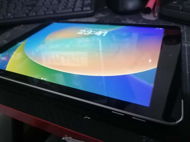 2019 APPLE IPAD 6TH GEN, 10"SCREEN, 128GB, WIFI/SIM* FRONT GLASS CRACKED