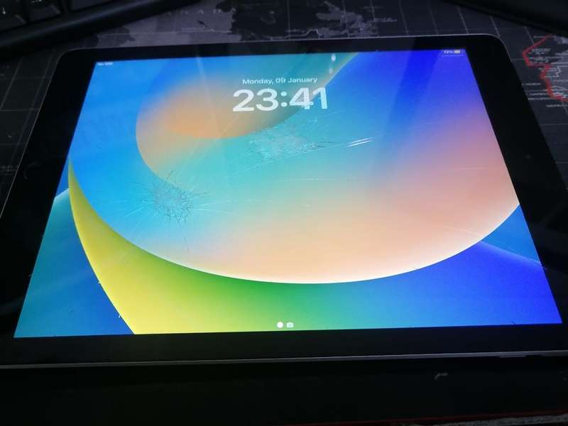 2019 APPLE IPAD 6TH GEN, 10"SCREEN, 128GB, WIFI/SIM* FRONT GLASS CRACKED