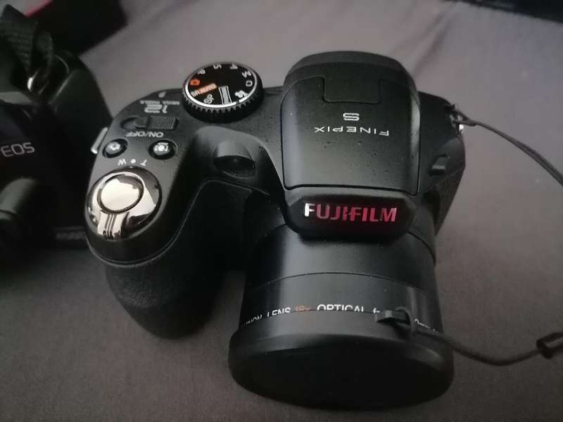 2 X DIGITAL CAMERAS*CANON  450D+FUJIFILM S1800