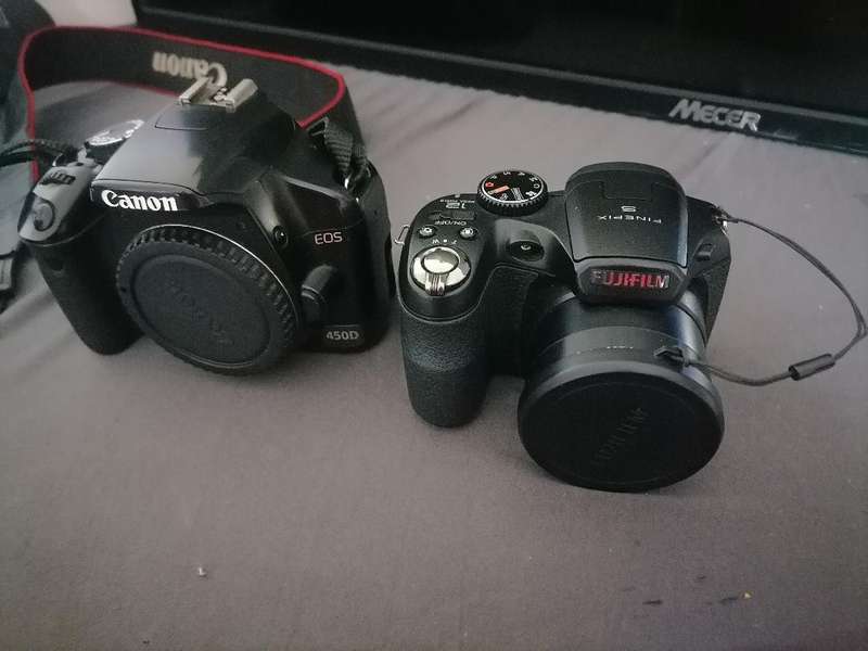2 X DIGITAL CAMERAS*CANON  450D+FUJIFILM S1800