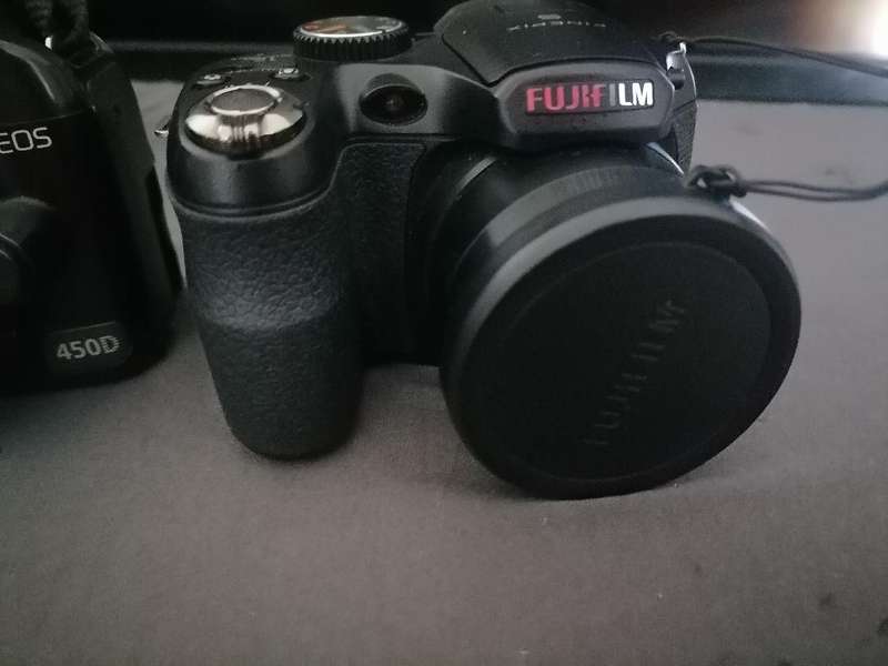 2 X DIGITAL CAMERAS*CANON  450D+FUJIFILM S1800